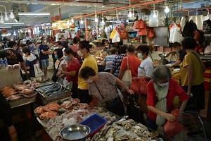 Shoppers throng Chinatown Complex wet market ahead of Chinese New Year