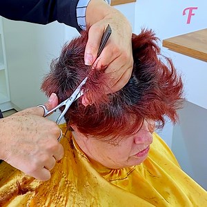 571K views · 1.9K reactions | La transformación en el salón le regaló a esta mujer confianza y un nuevo comienzo. | Fabiosa Diario | Facebook