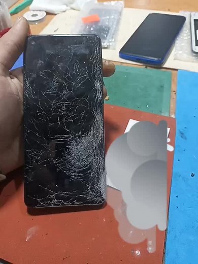 Repairing a Severely Cracked Smartphone Screen
