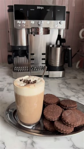 Frederikke Wærens - Food & Cake inspiration on Instagram: "Annonce @ninjakitchennordics - Hot chocolate with espresso shot and chocolate oat cookies with coffee caramel ganache made with @ninjakitchennordics Luxe Café coffee machine!☕️🍪 It’s easy to elevate your coffee moments at home with Ninja Luxe Café! This machine is perfect to make your favourite coffee whether you like it hot or cold or with steamed milk or thick froth. Here I’ve made an espresso shot mixed with dark chocolate, steamed m