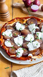 TARTE TATIN AUX OIGNONS ROUGES ET BURRATA L’une des versions de la tarte tatin que je préfère : avec des oignons bien fondants, le croquant de la pâte brisée et l’onctuosité de la burrata… c’est simplement parfait ! Ingrédients : - 1 pâte brisée (ou feuilletée) - 1 burrata - 1 c. à soupe de miel (ou sirop d’agave) - 1 c. à soupe d’huile d’olive - 20 g de beurre - 2 c. à soupe de sauce soja salée - 2 c. à soupe d’eau - 1 kg oignons rouges - 2 tiges de thym - Poivre - Herbes fraîches (ici de la ci