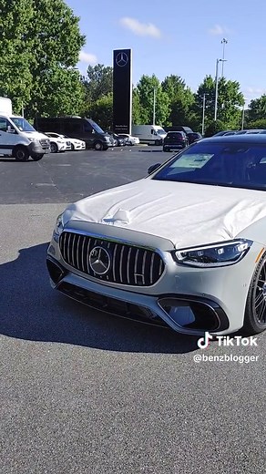 the little breeze blowing the empty star pocket! 🤣 #S63 #AMG #redbottom #carbonfiber #torque
