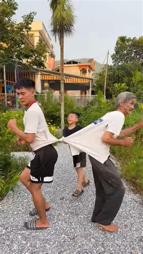 Cậu bé tốt bụng gỡ áo bị mắc cho hai ông cháu bằng Mẹo vặt cuộc sống#shorts#cute