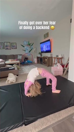 The best part was how excited she got at the end 🥹 #gymnast #cheerleader #cheer #backbend