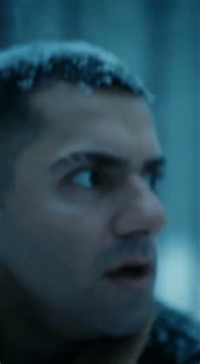 Il voit des silhouettes… et se cache dans la neige