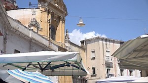 Nel ventre della città c'è un'onda anomala fatta di persone stufe dei politicanti che "bla bla bla", sanno solo parlare e in cinque anni non hanno mantenuto neanche una promessa fatta. Io non percepirò stipendio da sindaco, ciò che mi spetta lo darò alle famiglie che ne hanno bisogno, perché è questa la verità: la democrazia è se dai un'opportunità a TUTTI, non solo a tuo fratello e a tua cugina. #parliamodiNapoli #stavotaLettieri | Gianni Lettieri