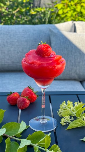 Frozen Lillet Wildberry | Rezept zum Speichern 📌 Hey Foodies, dieser Frozen Lillet Wildberry ist das perfekte Sommergetränk – fruchtig, spritzig und einfach gemacht! Zutaten für 6 Gläser: 🍷 200 ml gekühlter Lillet Blanc 🥤 600 ml gekühltes Wild Berry Getränk (z. B. von Schweppes) 🍓 350 g gefrorene Erdbeeren 🧊 300 g Eiswürfel 🍓 Frische Erdbeeren zur Deko Zubereitung: 1️⃣ Alle Zutaten in einem Mixer fein pürieren. 2️⃣ In Gläser füllen und mit einer Erdbeere garnieren. 3️⃣ Direkt eiskalt genie