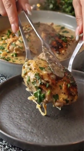 Creamy Garlic Herb Chicken 🐔🍄🧄✨