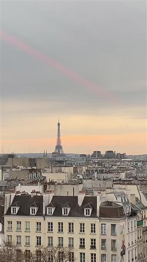 📍Centre Pompidou Paris 🇫🇷 🇬🇧: The Centre Pompidou is a cultural complex in Paris, opened in 1977 and designed by Renzo Piano and Richard Rogers. Known for its high-tech architecture, it houses the Musée National d’Art Moderne, a public library, and a music research center. 🇹🇷: Centre Pompidou, 1977 yılında Paris’te açılan, Renzo Piano ve Richard Rogers tarafından tasarlanan bir kültür merkezidir. Yüksek teknoloji mimarisiyle ünlüdür ve Musée National d’Art Moderne, bir halk kütüphanesi ve