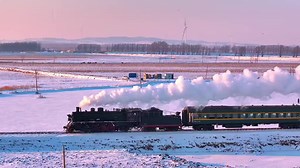 179K views · 5.7K reactions | The steam train, under the setting sun, with its chimneys puffing smoke, always reminds us of the journey home during the Spring Festival. #train #journey #home #holiday Credit to PARKOUR想旅行 on Douyin. | romanticplus | Facebook