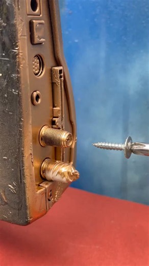 Stronger TV Signal With the Screw Trick