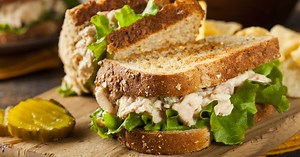 Sandwich thon-mayo : la recette toute simple de Cyril Lignac qui va bluffer vos invités dès l'entrée