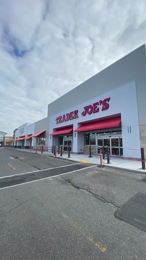 Trader Joe's is now officially open in their new location at the Everett Mall! #EverettMall #TraderJoes #groceryshopping #bigannoucement #ribboncutting #TJs #shopTJs #newstore #newlocation #EverettNews #EverettWA | Everett Mall