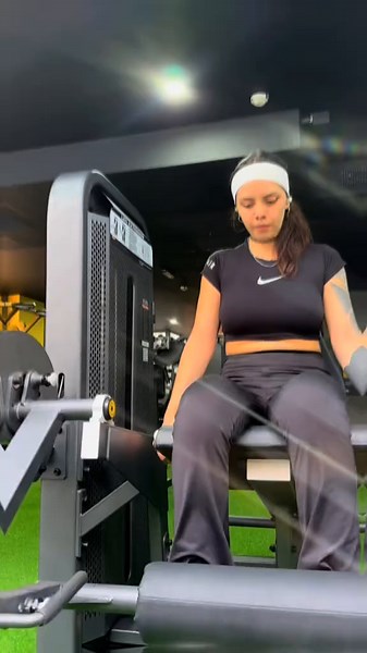 Un poquito de la rutina de hoy 🫵🏼🔥 #rutinapiernas #quadsworkout #squat #gymrat #gymgirlsoftiktok #mindset