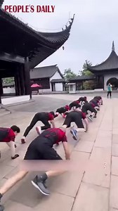 The “crocodile walk” has gained popularity in China as a new way to exercise! Wanna try it? | People's Daily, China