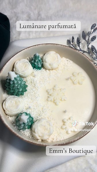 Un alt model de lumânare parfumată care presimt ca va fi în trend anul acesta, cel puțin printre cunoscuții mei 😁 Comandă din timp! Cadoul rămâne proaspăt până la Crăciun (și mai mult) și eu îți ofer o reducere de 10% la toate produsele din ceară parfumată specifice sărbătorilor de iarnă comandate în luna noiembrie. #candlesoftiktok #CadouDeCraciun #LumânareDeCrăciun #smallbusiness #EleganțăDeSărbătoare