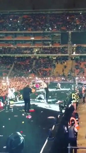 One Direction Fans Throwing Stuff On Stage