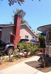 Tiny House Hunters S04:E02 - Bohemian Family Goes Tiny