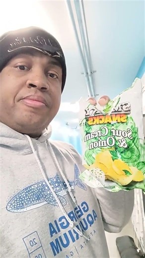 Kenneth food reviews #120. smokey smacks sour cream and onion 🧅.