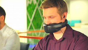 怪しい見た目だがプライベートを守ってどこでも通話を可能にするボイスマスク「Hushme」