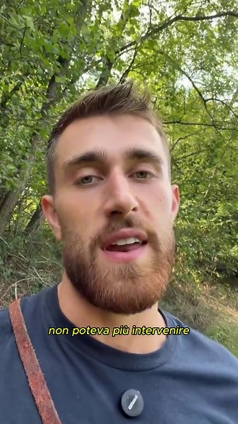Dello Jagdterrier si parla poco fuori dall'ambiente venatorio, ed è un peccato: è un cane che spiega bene quanto la selezione influenzi il comportamento. Nasce in Germania nel Novecento con un obiettivo preciso: un terrier da lavoro versatile ed efficace nella caccia in tana. Doveva essere piccolo abbastanza da entrare nelle tane di volpi e tassi, e insieme coraggioso e resistente. È il lavoro a spiegare il suo carattere. Sveglio, atletico, determinato, molto legato al conduttore ma fortemente a