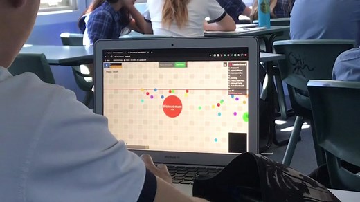 EVERYONE IS PLAYING! #playinginclass #agma.io #iogames #school #classroom #gaming