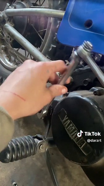 Pulling the crankcase cover off the pw80 to take a look at my kick start axle and clutch! #pw80💙 #pw80yamaha #yamaha #minibikes #minibike #darzrt #minibikelife #minibikesoftiktok #minibiketiktok #foryou #fyp #foryoupage