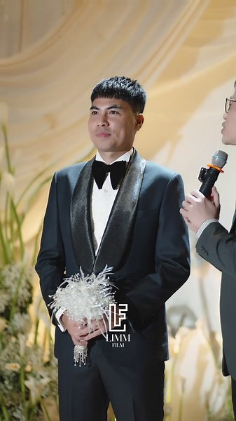 Ánh mắt của Đức Huy khi nhìn người vợ của mình đã nói lên tất cả. LIMM Film xin chúc hai bạn một đời hạnh phúc ! #lecuoiduchuymutat #damcuoiduchuyhuyentrang #huyentrangmutat #limmfilm #viraltiktok