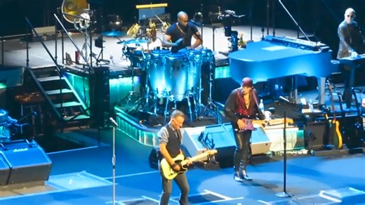"Seeds" Estreno de gira esta noche en el concierto en el Mohegan Sun Arena de Uncasville en Connecticut Video gracias a Concert Chick https://www.youtube.com/watch?v=WkiV2tMF-O4 | Springsteen & Rock Music