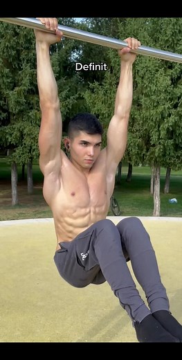 Care arată mai bine?💪🔱 #tonysaik #foryou #calisthenics #gymtok #workout #gym