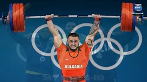 Bulgarian weightlifter Karlos Nasar, 20, sets a new WORLD RECORD in the 89kg weight class... clinchi
