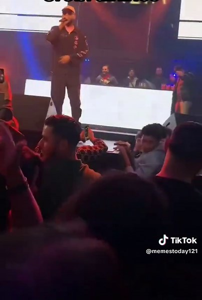 3robi Airlines: Hilarious Memes and Stage Moments