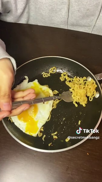 Pancit Canton Challenge: 1-Minute Mukbang Experience