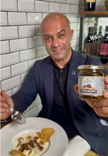 Ma quindi di chi era il capello? 🧐💇🏻‍♀️ 👆Prenota ora il tuo tavolo online tramite il link in bio 📲Prenota tramite Whatsapp: 349 050 9445 🎥 @ristomedia.it #ironia #ristoranteroma #infernettoroma #cucinaricercata #dovemangiarearoma