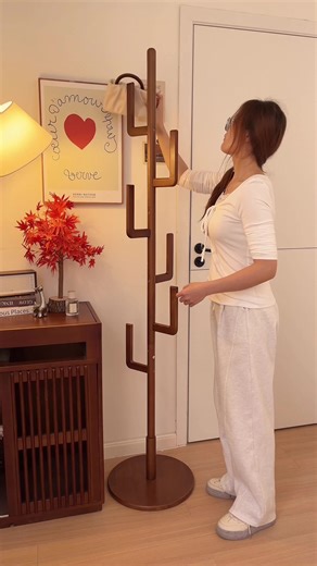 Natural Wood Coat Rack: Easy Assembly and Stylish Design