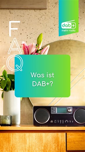 DAB FAQ: Was ist DAB ? 📻 Ihr hört immer wieder von DAB Radio, wisst aber nicht so richtig, was sich dahinter verbirgt? Dann ist dieses Reel genau das Richtige für euch! DAB ist digital-terrestrisches Radio und der moderne Nachfolger von UKW. Das Beste: DAB bietet euch klaren, digitalen Klang ohne Internetkosten und wertvolle Zusatzdienste wie elektronische Programmführer und farbige Albumcover. Das alles mit über 300 Programmen in ganz Deutschland! Um DAB zu empfangen, benötigt ihr ein DAB fähi