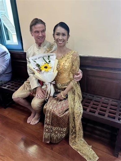 💍✨ จดทะเบียนสมรส ไทย 🇹🇭 – อังกฤษ 🇬🇧 ในประเทศไทย ✨💍 คู่รักไทย–อังกฤษ ที่อยากจดทะเบียนสมรสในไทย สามารถทำได้ถูกต้องตามกฎหมายทั้งสองประเทศนะคะ 🥰 📌 ขั้นตอนหลัก ๆ ▪️ ฝ่ายอังกฤษขอเอกสารรับรองความเป็นโสดจากสถานทูต ▪️ แปลเอกสารเป็นภาษาไทย ▪️ รับรองเอกสารที่ กรมการกงสุล ▪️ จดทะเบียนสมรสที่อำเภอ/เขต หลังจดทะเบียนแล้ว สามารถนำทะเบียนสมรสไปดำเนินการเรื่องวีซ่า หรือแจ้งสถานะกับทางการอังกฤษได้ค่ะ 🇬🇧 บริการดูแลครบ จบทุกขั้นตอน 💼✨ ทักมาปรึกษาได้เลยค่ะ ❤️ #จดทะเบียนสมรส #ไทยอังกฤษ #ThaiBritishMarriage 