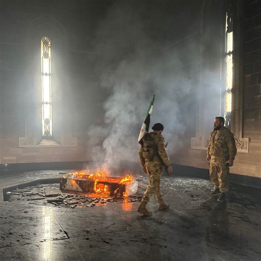🔸Prenden fuego a la tumba de Hafez al Asad. Hombres armados han profanado el mausoleo del padre del depuesto Bashar al Asad, en Siria. Ha tenido lugar en la ciudad de Al Qardaha, en la provincia de Latakia, según ha informado el Observatorio Sirio de Derechos Humanos. Muchos de los símbolos del regimen de los Asad, que han gobernado el país durante más de medio siglo, han sido destruidos desde el pasado domingo tras la toma de Damasco y la huida del presidente a Moscú. Tienes info ampliada en r