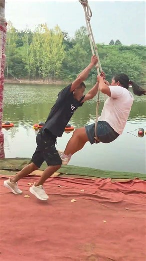 These two people are really good at spinning, the swing is almost flying! 😂
