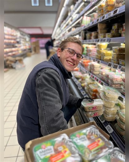 Toute l’équipe de E.Leclerc Carpentras vous remercie sincèrement pour cette belle année passée à vos côtés 💙 Grâce à votre fidélité et à votre confiance, nous démarrons cette nouvelle année avec enthousiasme et motivation. À titre personnel, je tiens à remercier tous les collaborateurs pour leur bonne humeur, leur implication au quotidien… et surtout de me supporter lorsque je passe dans les rayons 😄 Merci également de toujours jouer le jeu et de poser pour les photos, souvent sur le vif, avec