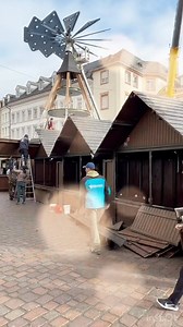 ✨ Der Hauptmarkt verwandelt sich… ✨ 👉🏻 Stück für Stück entsteht der Weihnachtsmarkt – und mittendrin die beliebte Pyramide. 🎄 Musik: Happy Santa Musiker: Grand Project Url: https://pixabay.com/music/-happy-santa-1274. | lokalo.de