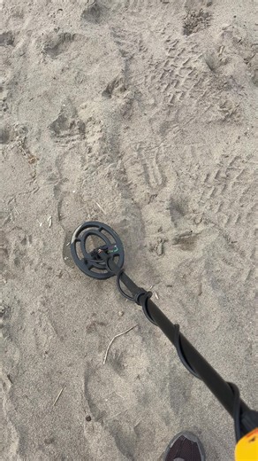 🏖️ Another day beach metal detecting! Today’s haul: a gold ring, tons of coins, and one really weird find 😏 Someone’s loss is my gain! 🔥 What would YOU do if you found this? Drop it in the comments! 👇#metaldetecting #beachhunting #treasurehunting #beachfinds #goldring