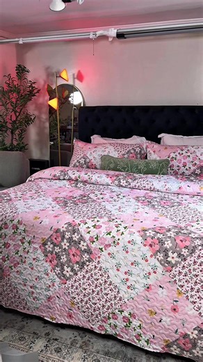 Whale Flotilla Reversible Patchwork Quilt – Colcha ligera floral de primavera. La Whale Flotilla Reversible Patchwork Quilt es una colcha ligera y fresca, ideal para la temporada de primavera y verano. Su diseño floral tipo patchwork aporta un estilo boho y delicado que ilumina la recámara y combina fácilmente con diferentes decoraciones. Es reversible, lo que permite cambiar el estilo de la cama con solo voltearla. Su material es ligero y transpirable, perfecto para climas templados o cálidos, 