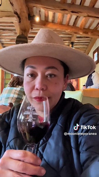 Una de las zonas más bonitas para disfrutar de paseos al aire libre es Canyon Lake en Central Texas. Se puede acampar, nadar, hacer hiking, pescar, disfrutar de un picnic y ver el atardecer. Por todos lados ves el Guadalupe River, que es muy popular en el verano para hacer tubing y refrescarse del calor del estado de la estrella solitaria. 🇨🇱 En el video: 📍Canyon Lake Marina 📍Guadalupe River cerca de @jellystonehc 📍La Cruz del Comal 🍷 En los pueblos alrededor de la zona vinícola es muy eco