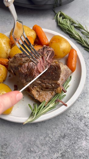 255K views · 3.1K reactions | Slow Cooker Beef Short Ribs are cooked in the crockpot until they reach fall-off-the-bone deliciousness. This simple dish is a classic that is full of comfort food flavor. https://thestayathomechef.com/slow-cooker-beef-short-ribs/ | The Stay At Home Chef | Facebook