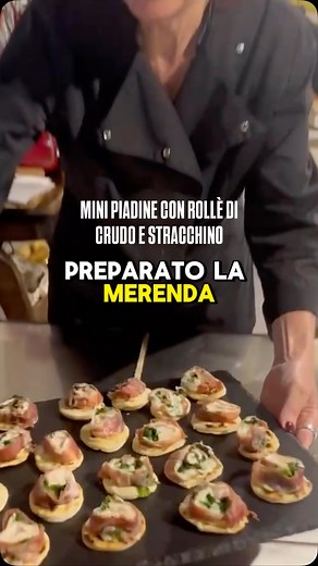 🥙 MINI PIADINE CON ROLLÈ DI CRUDO E STRACCHINO Un’idea fresca e furba per l’estate. Il rollè si prepara in anticipo, le piadine cuociono in pochi minuti… e il risultato fa sempre la sua figura. 👇🏻 Ecco la ricetta, ispirata a una proposta di Luca Montersino: 😋 Per il rollè: • 100 g prosciutto crudo di Parma • 140 g stracchino • 30 g rucola • pepe, olio extravergine, pellicola Stendo la pellicola sul piano di lavoro. Sistemo il prosciutto, spalmo lo stracchino e aggiungo la rucola. Arrotolo st
