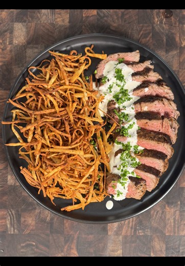 Steak frites with garlic aïoli for weight loss🔥 Save this for a night you want restaurant flavor without blowing calories 👇🏻 📕 Grab my cookbook for more high-protein recipes that actually taste good. No boring food over here 🙌🏻 (Single Large Serving) What You Need 🥩🍟 Steak 10 oz sirloin steak (raw weight) Salt & black pepper ½ tsp garlic powder ½ tsp smoked paprika 1 tsp olive oil (for cooking) Frites 250g russet potato (raw, julienned) Salt ½ tsp garlic powder ½ tsp smoked paprika Spray