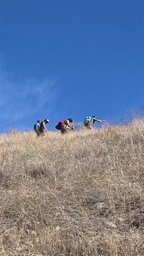 The Halloween Boogie at Soboba is on!! We had a great day of speedflying and paragliding! Naturally, we dressed up as a Puffin and Gracchio! 😁 We also did lots of demos! We'll be here all weekend, come fly with us!! I launched the 800 on my Urubu Mk2 and sunk so fast I thought I was done. I forgot to turn my vario on, then all of a sudden, my wingtip started pulling me towards some lift. I trusted it, turned and climbed back above takeoff, while others watched me "dirt" and started hiking up to