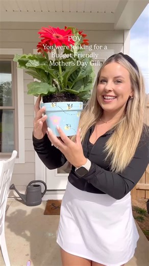 Kelly Ann Schwartz🤠Nashville Lifestyle Blogger on Instagram: "SAVE and SHARE this DIY Bumblebee Thumbprint Flower Pot🐝🌸 under $20!!!! You’ll need: • A terra cotta or ceramic flower pot • Acrylic paint (yellow for the bees, and any color for base coat) • Black permanent marker (like a Sharpie) • Small paintbrush • Clear sealer spray (optional but recommended) • Paper plate or palette • Baby wipes or wet paper towels for quick cleanup Steps: 1. Paint the pot • Let your kids pick a background co
