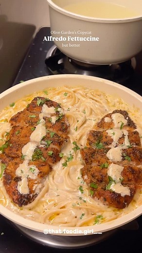That Foodie Girl✨ on Instagram: "Olive Garden’s Alfredo Fettuccine Recipe (But better)🧀 🍝 Google “thatfoodiegirl.in” and you’ll find the recipe.. If you can’t find the recipe comment “Olive garden” or “Recipe” and I’ll send you the link in your DMs 🫶 #recipe #homemade #food #healthy #reels #foodie #easyrecipe #dinnerideas #italian #cooking #foodinstagram #pasta #foodrecipe #reels #chickenalfredo #alfredo #olivegarden #olivegardencopycat #mealprep Tags: Pasta, easy meals , dinner ideas, creamy